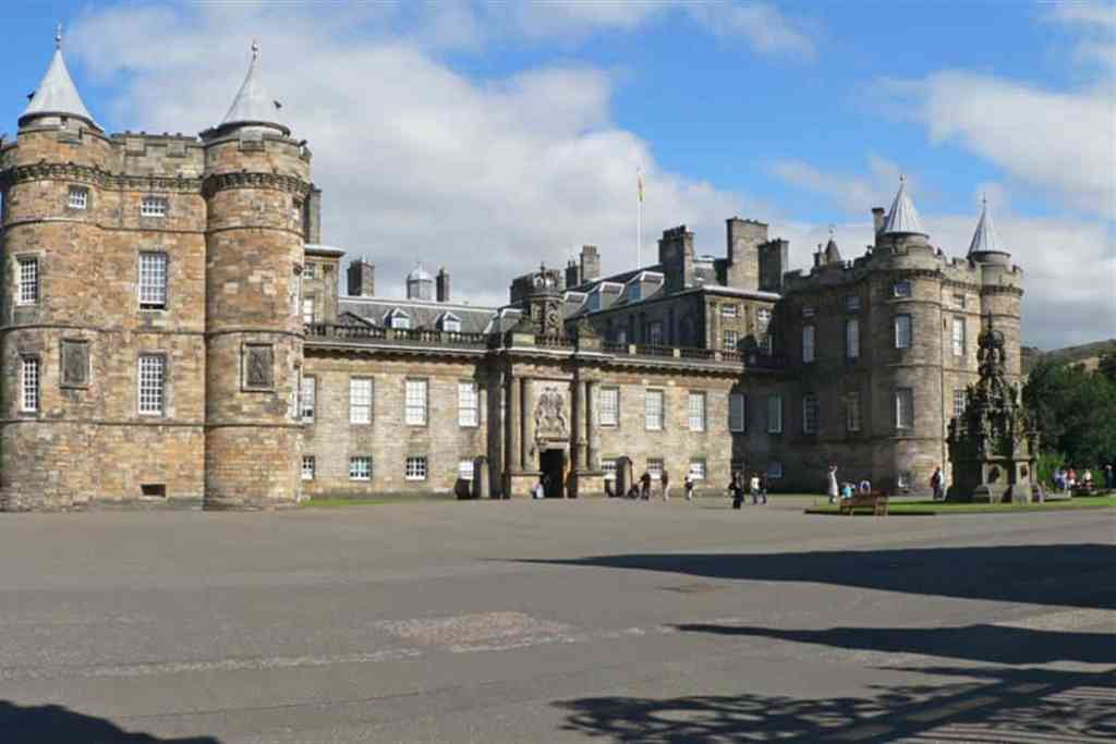 Traveler's Guide to Edinburgh - Royal Palace of Holyroodhouse